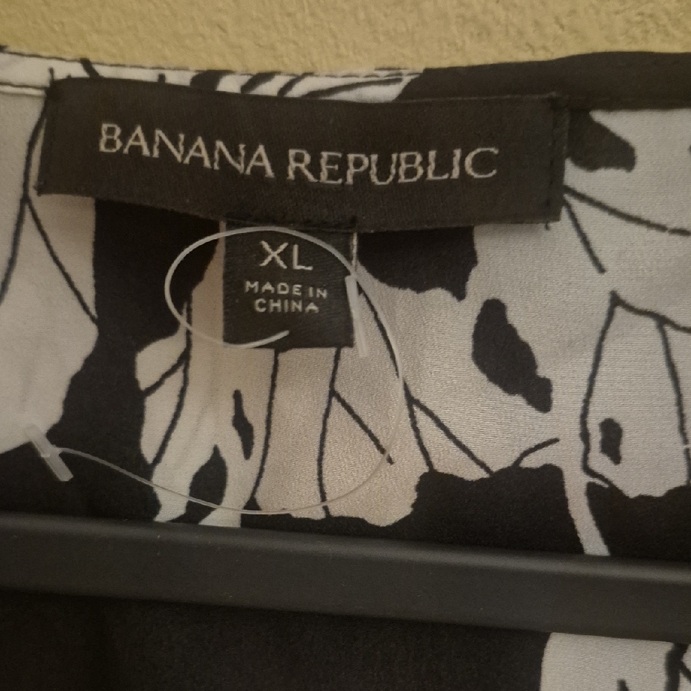 Banana Republic Black and White Floral Top - Picture 3 of 7